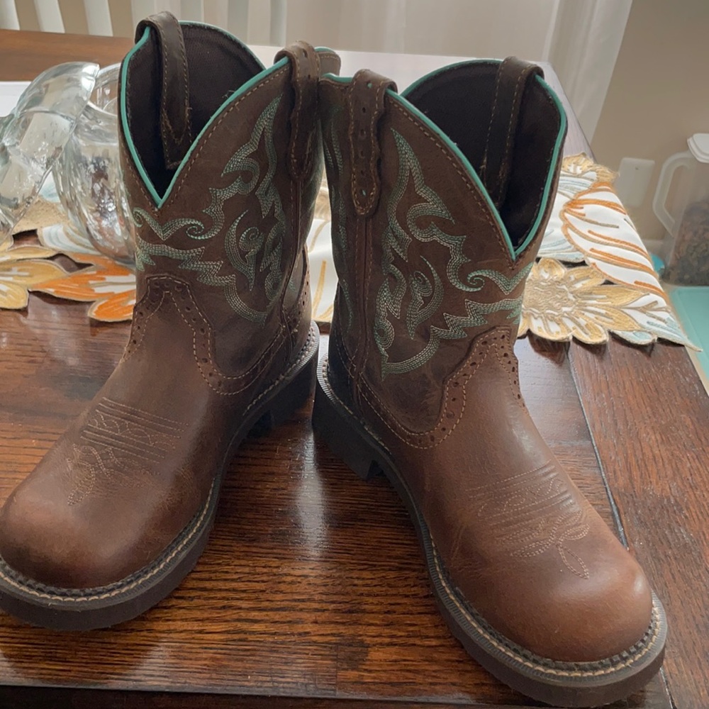 Woman’s Justin boots